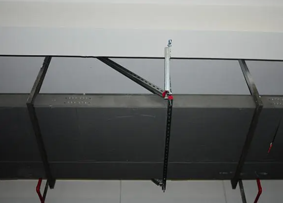 電纜線槽安裝圖片展示，支架托臂標準距離介紹