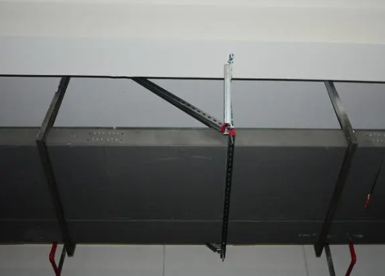 電纜線(xiàn)槽安裝圖片展示，支架托臂標(biāo)準(zhǔn)距離介紹